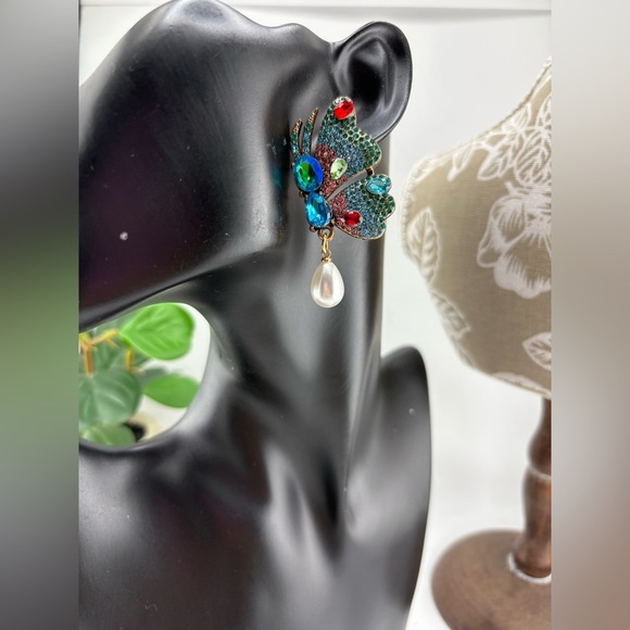 Colorful Butterfly Crystal Earring with Pearl Drop โจ - Picture 6 of 10